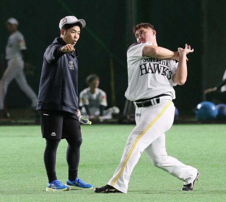 ケガで離脱中の近藤健介もリチャードに指導　©Sankei Shimbun