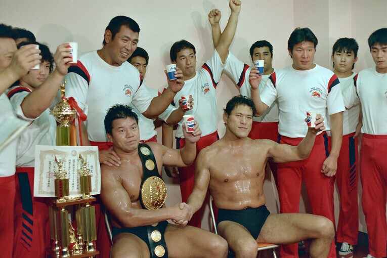 引き分け防衛の藤波を祝福する猪木