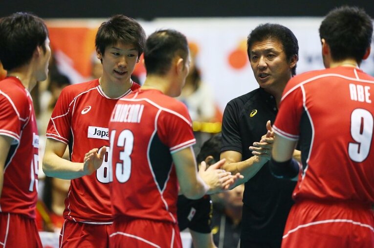 2014年から男子バレー日本代表を率いた南部正司（右）。現在は男子強化委員長として、代表チームをサポートする　©Shingo Ito/AFLO SPORT