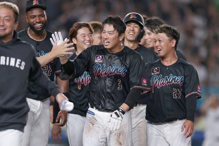 貫くネガティブ思考が極まればこんな歓喜の瞬間を連れてくることも…（2023年サヨナラのヒーローとなり）　©︎JIJI PRESS