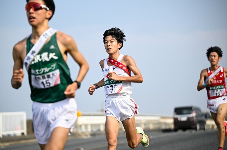 今年の箱根駅伝「最強ランナー」は誰なのか。吉居大和（写真中央）ら、実績十分の注目すべきランナーを紹介する ／ photograph by Asami Enomoto