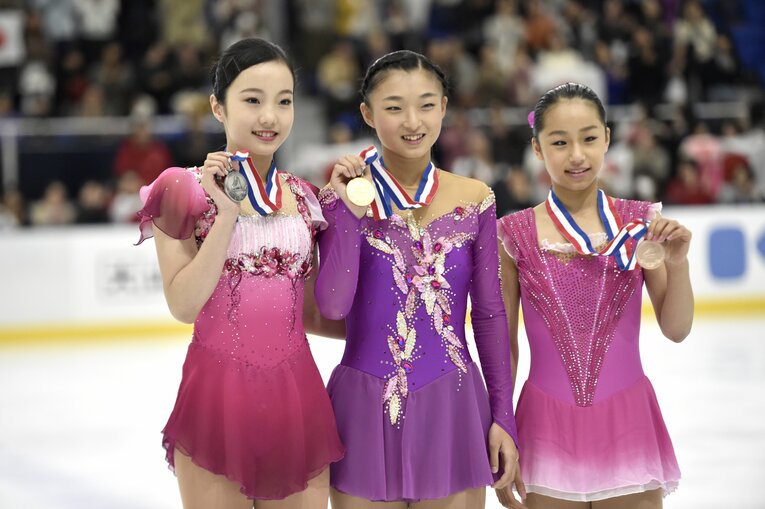 本田真凛、坂本花織、山下真湖　©BUNGEISHUNJU