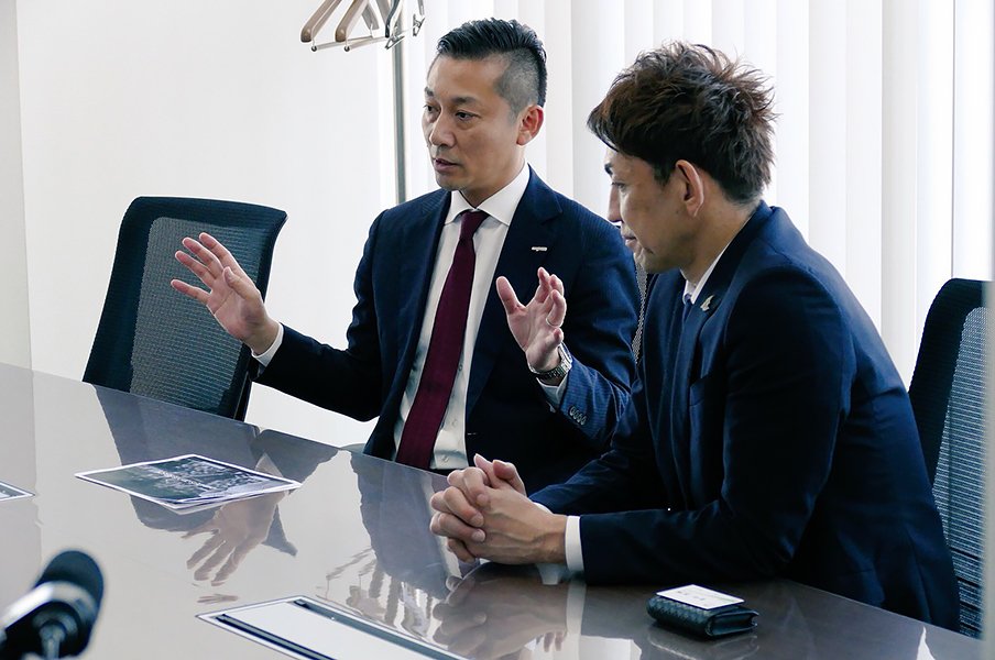 千葉・島田代表と北海道・折茂代表、同学年の2人が語るBリーグの未来。<Number Web> photograph by CHIBA JETS FUNABASHI
