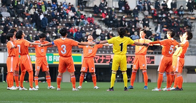 選手権4強の栄光 不祥事発覚を乗り越えて 創部100周年 徳島商サッカー部が 復刻ユニフォーム で選手権のピッチに立った理由 高校サッカー Number Web ナンバー