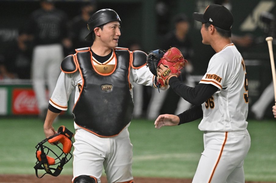 先輩選手「あの“気づき”で捕手が務まるのか?」巨人・小林誠司(33歳)がカラを破れない理由《ナゾの2塁送球、打率は2年連続1割未満》<Number Web> photograph by Hideki Sugiyama