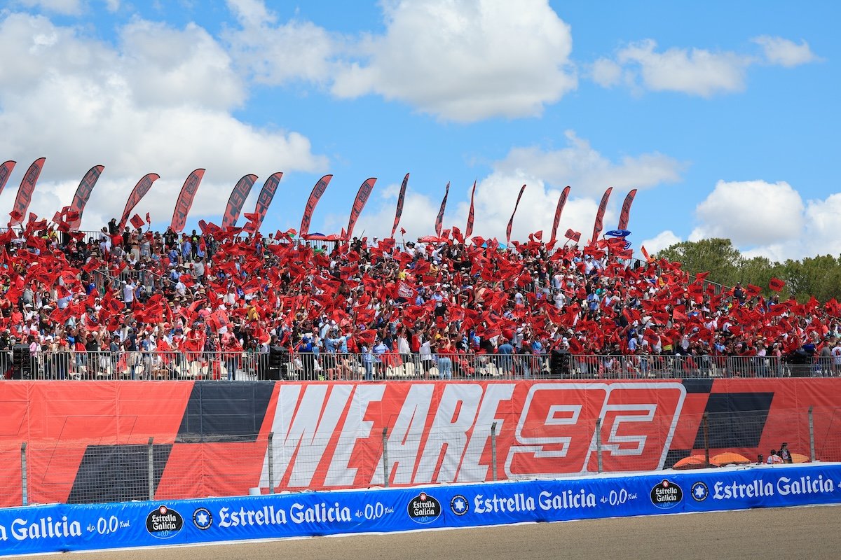 久々のマルケスらしい熱いバトルに地元スペインのファンは大盛りあがりだった　©Satoshi Endo