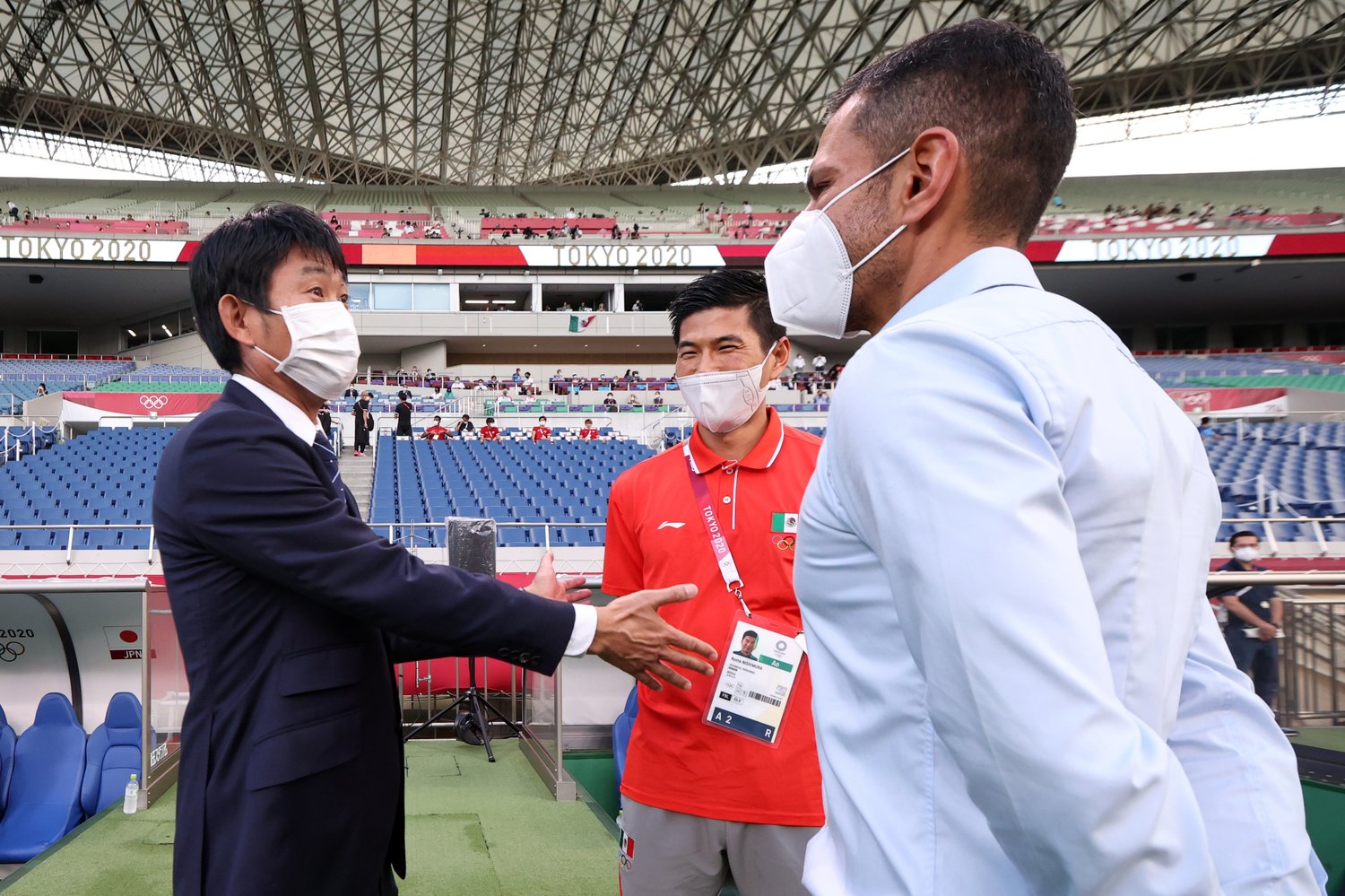 決戦前に森保監督と会話するロサーノ監督と西村さん　©︎Getty Images