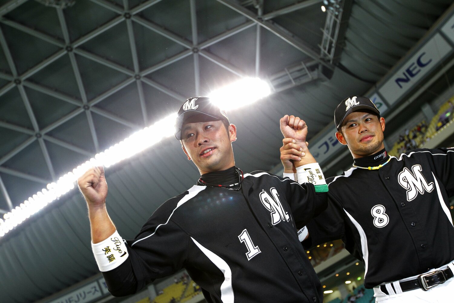 今江（右）とともにお立ち台に　©Tamon Matsuzono