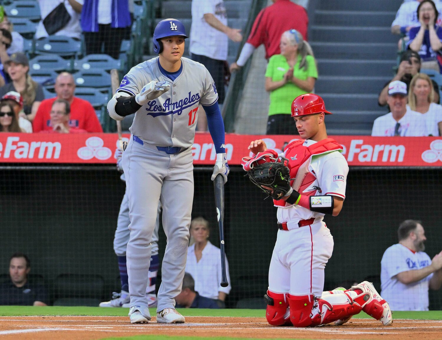 エンゼルスベンチに挨拶する大谷。捕手はオホッピー ©JIJI PRESS