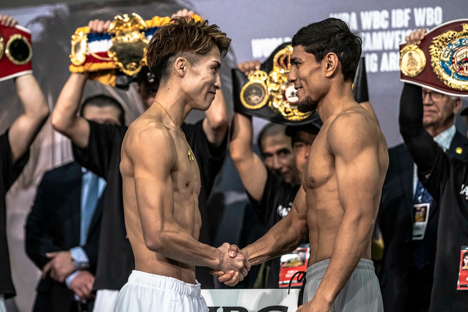 公開計量で握手を交わす井上とアフマダリエフ　©Takuya Sugiyama