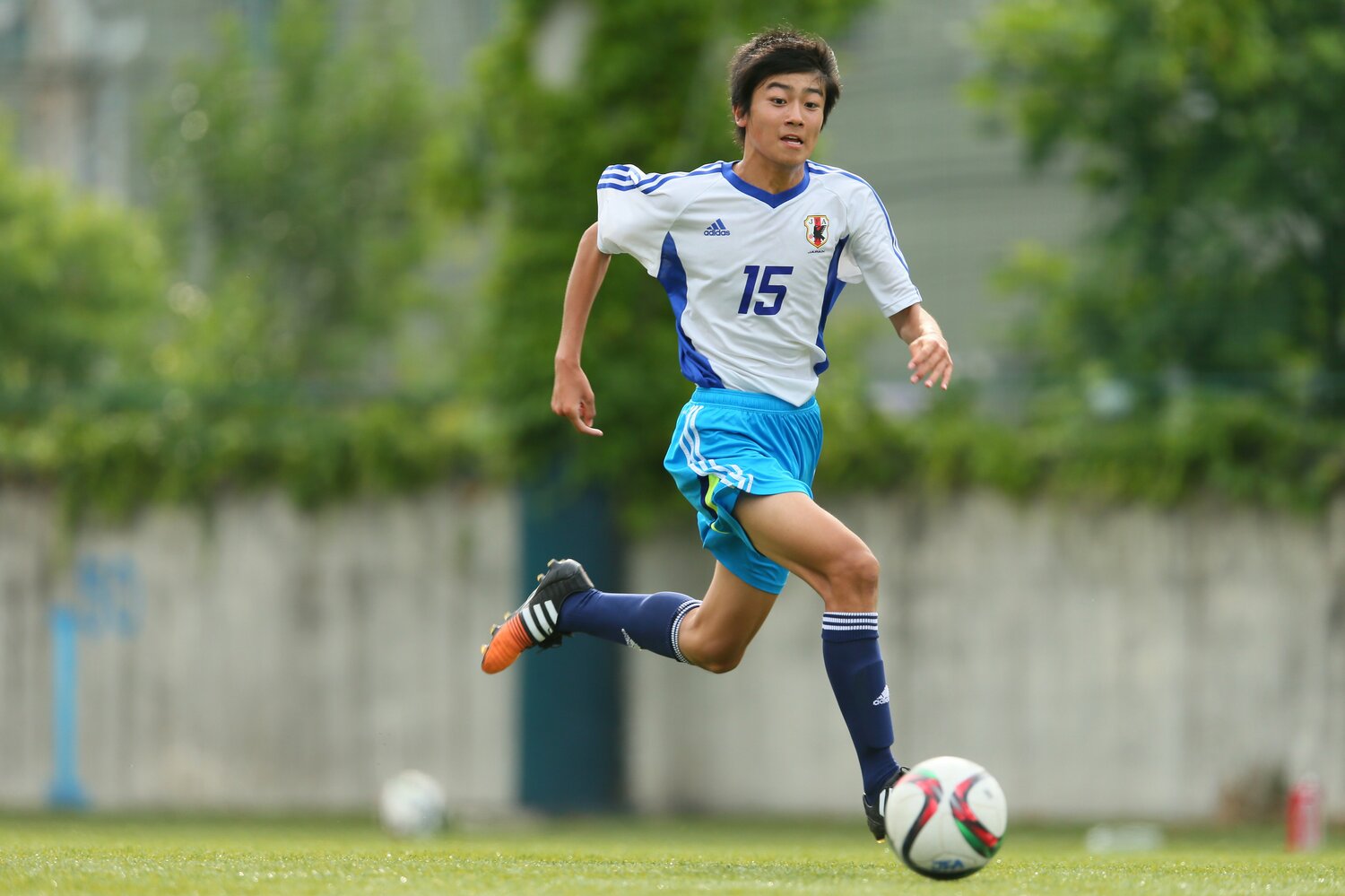 2015年6月、U-15のトレーニングマッチでプレーする中村敬斗。この時なんと14歳 ©YUTAKA/AFLO SPORT