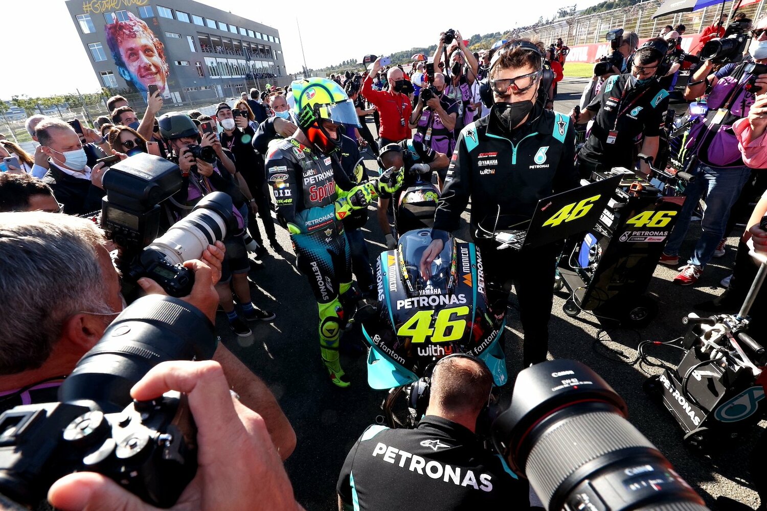 バイクレース最大のヒーローのラストレース、グリットにも多くのカメラマンが詰めかけた