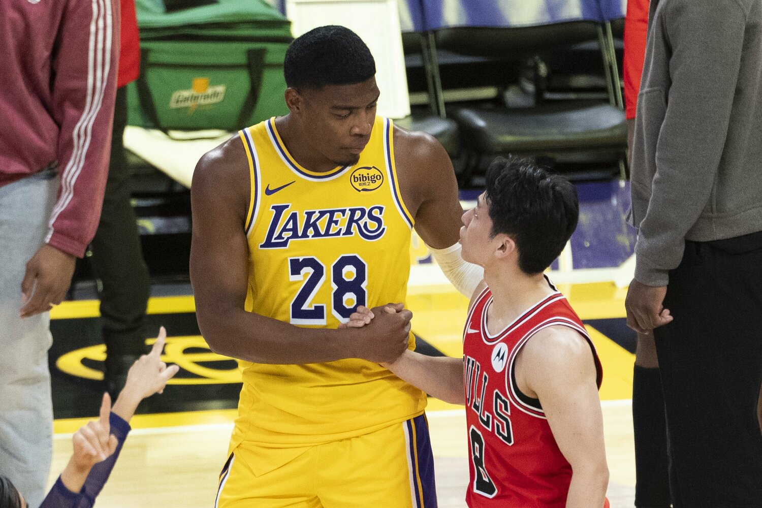 試合後、言葉をかわす八村塁と河村勇輝　©︎ZUMA Press/AFLO