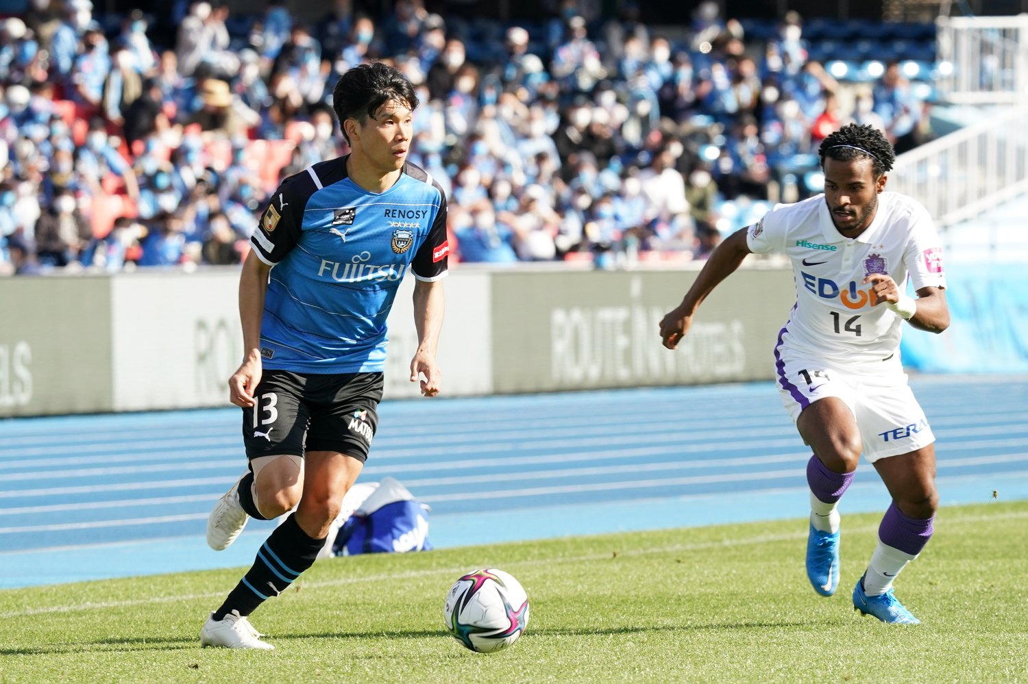 フロンターレの右サイドの攻撃を促進する山根©Getty Images