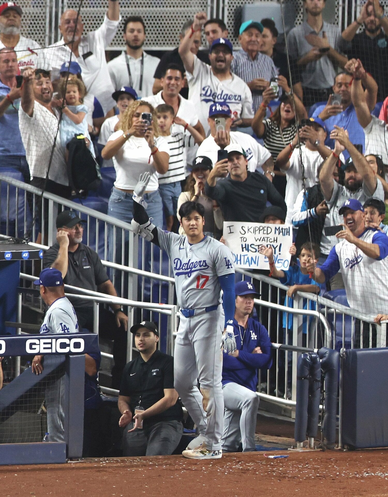 9月19日、50号本塁打を放ち、敵地で大歓声を受ける大谷 ©JIJI PRESS