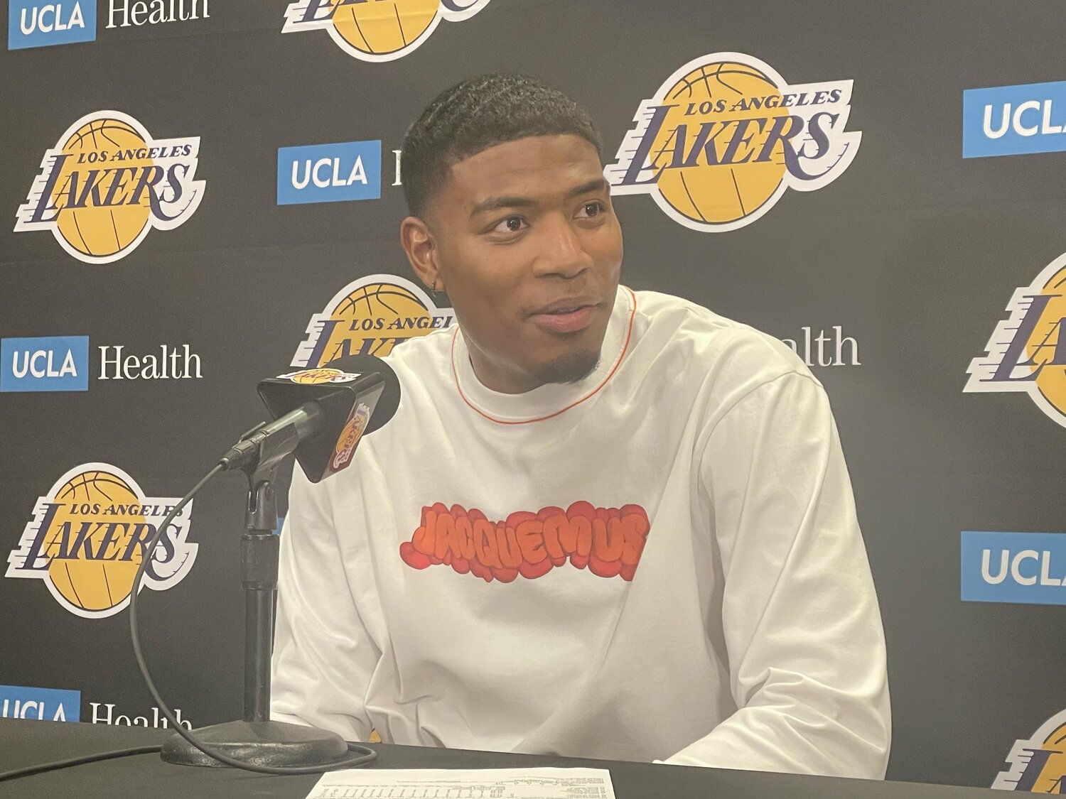 トレード期限となった2月5日の試合後、会見でチームへの貢献を誓った（筆者撮影）