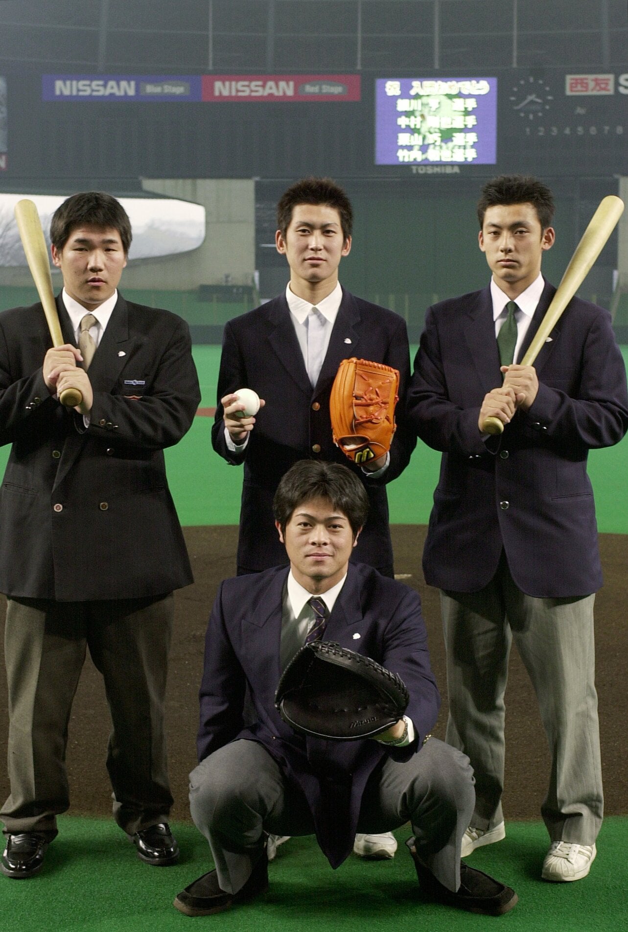 新入団会見の後、グラウンドでポーズをとるルーキーたち。栗山と中村の顔立ちも初々しい ©JIJIPRESS