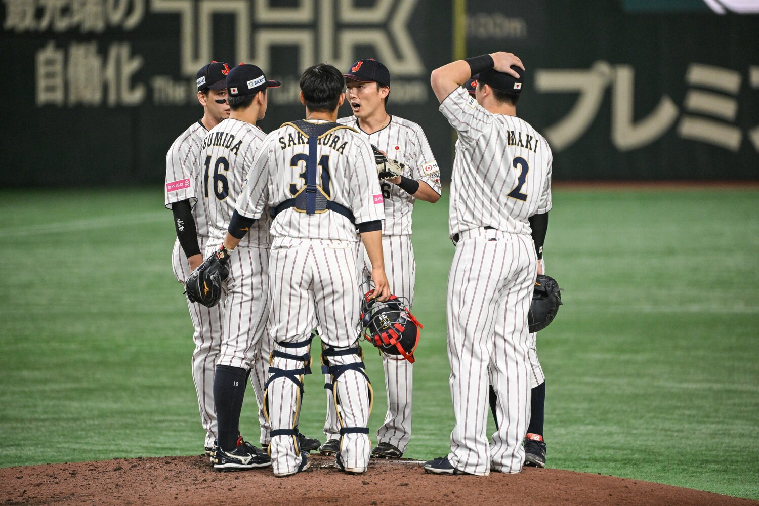 5回に先制弾を打たれた2番手・隅田知一郎（16番）のもとに集まる捕手の坂倉（31番）たち　©Nanae Suzuki