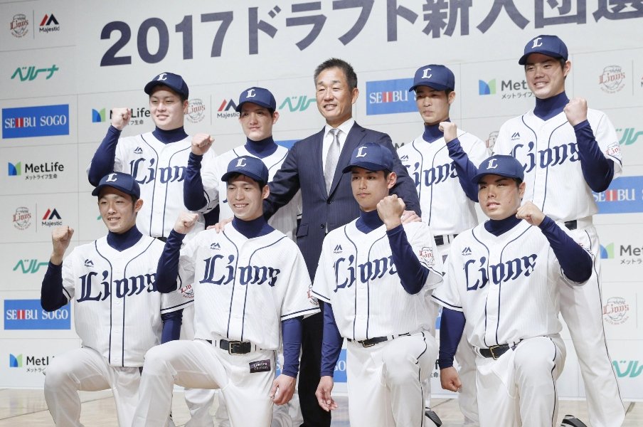 育成1位で入団した高木（後列右）。同期には大車輪の活躍を見せる平良やポジションを争う西川らがいる　©︎Kyodo News