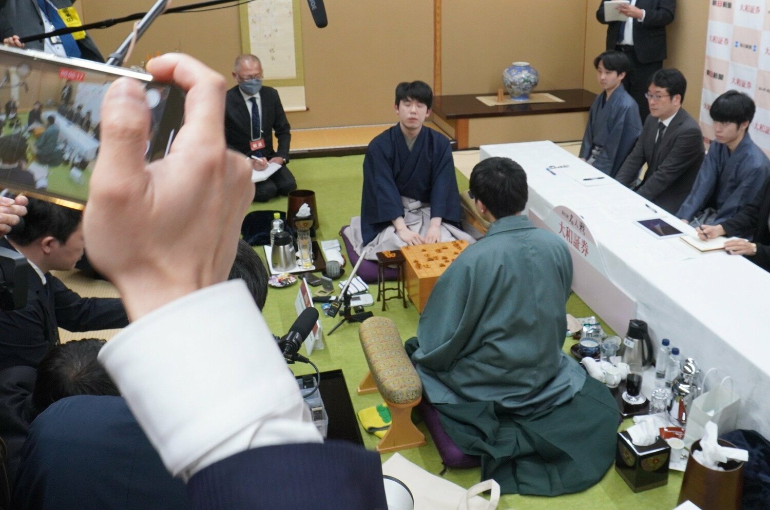 対局直後、インタビューを受ける藤井名人　©NumberWeb