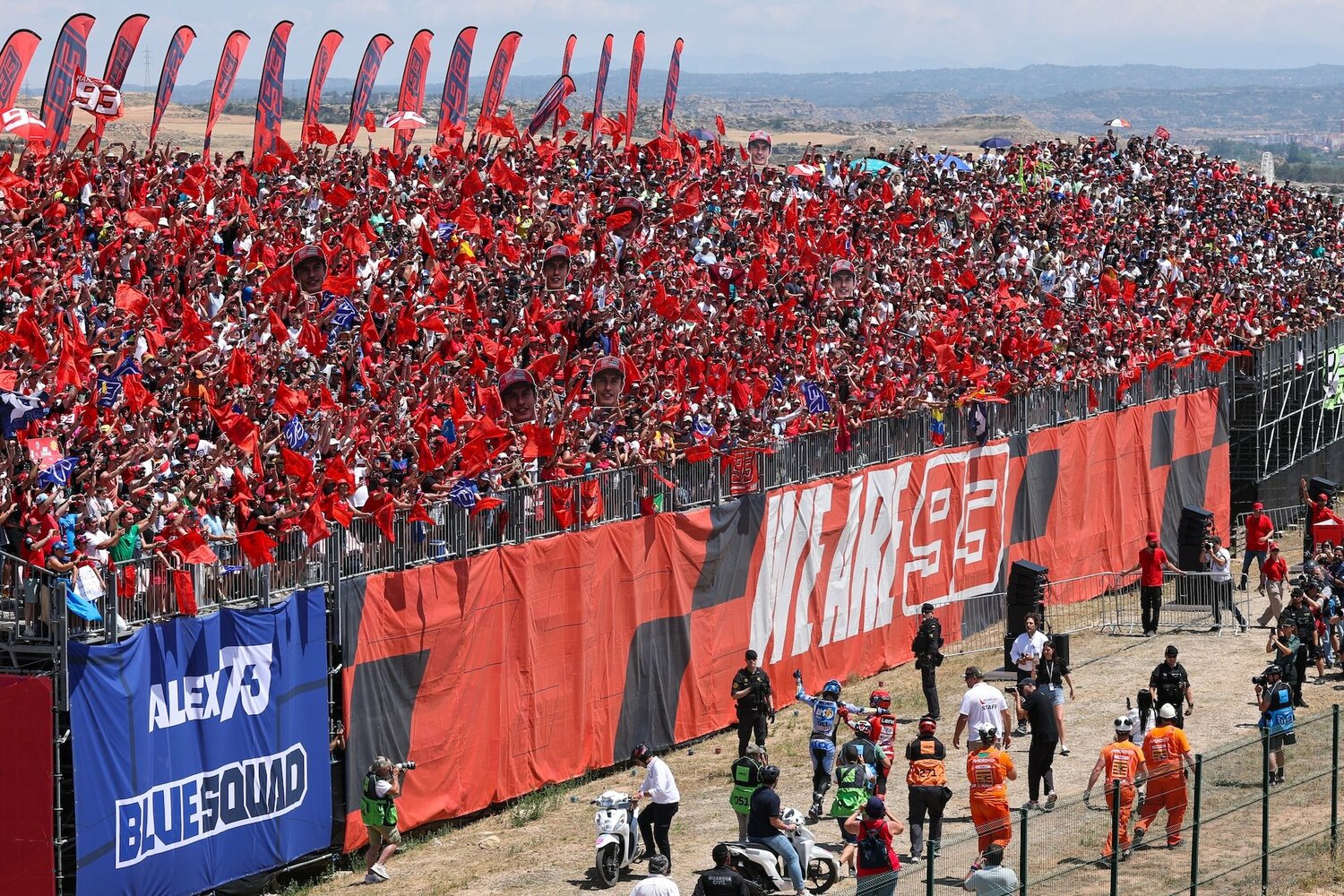 1−2フィニッシュを達成したマルケス兄弟を地元のファンは熱狂的に祝福した　©Satoshi Endo