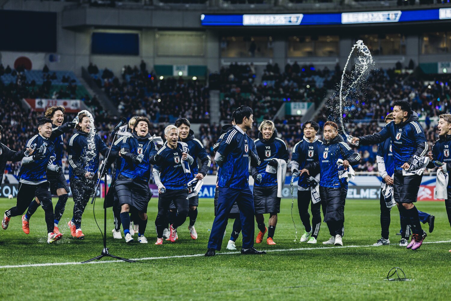 3月20日、バーレーン戦後。W杯出場を決め、森保監督に水をかける選手たち【1枚目／全3枚】　©Kiichi Matsumoto