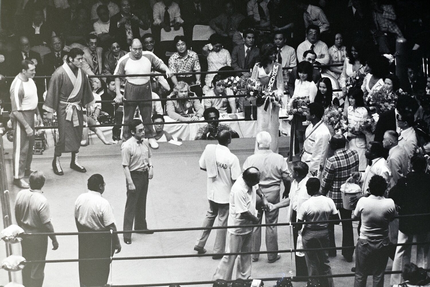 1976年6月26日、日本武道館のリング上で対峙する猪木とアリ