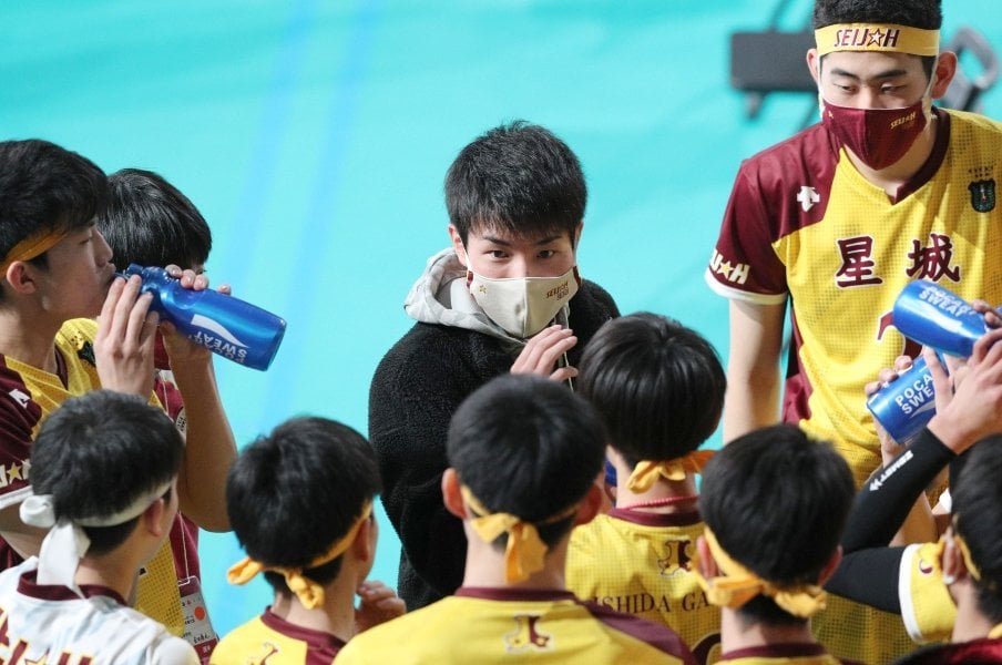 “高校6冠”経験者・中根聡太監督（25歳）が挑む2度目の春高「指導者って難しいけど、面白いし、幸せですよ」＜Number Web＞ photograph by Sankei Shimbun