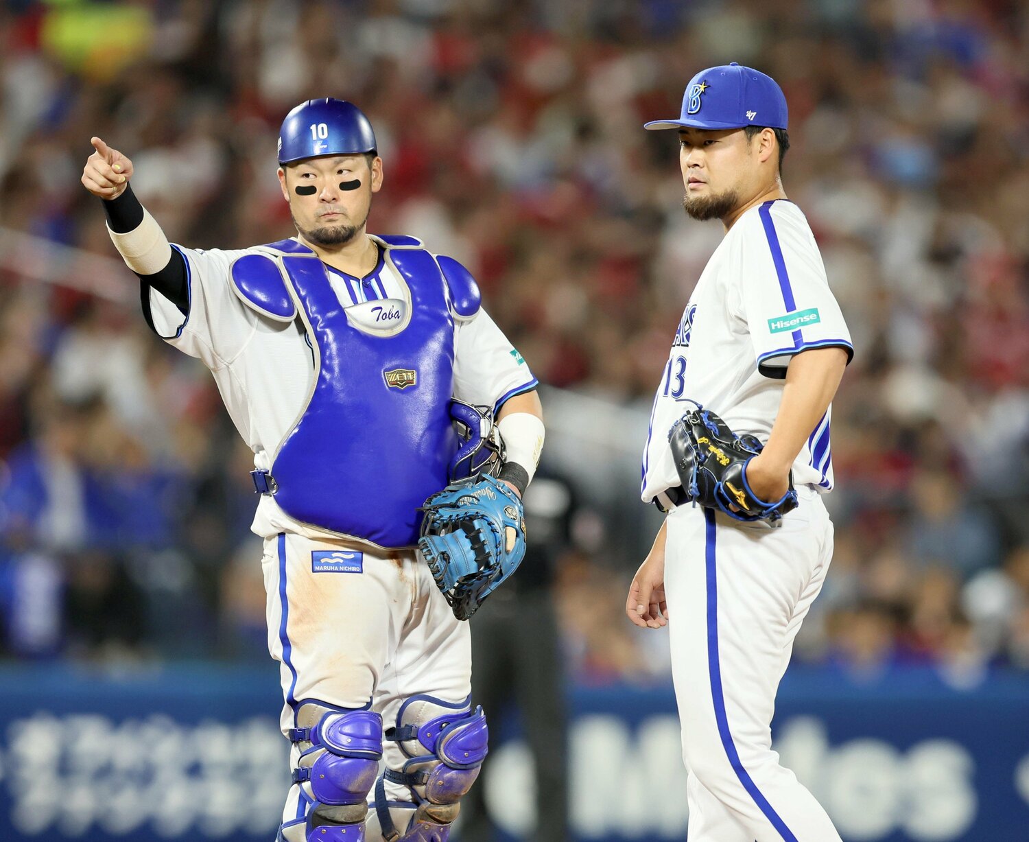 10月1日の広島戦。伊勢の異変に気づき、コーチやトレーナーを戸柱が呼ぶ。素早い対応でことなきを得た ©Sankei Shimbun