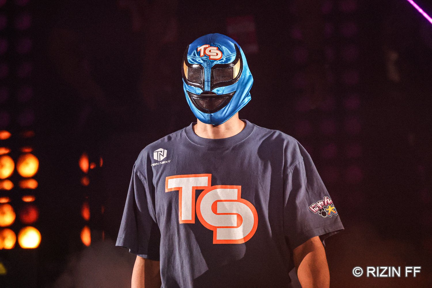 SAKUマシンのマスクを着用しての入場　©RIZIN FF