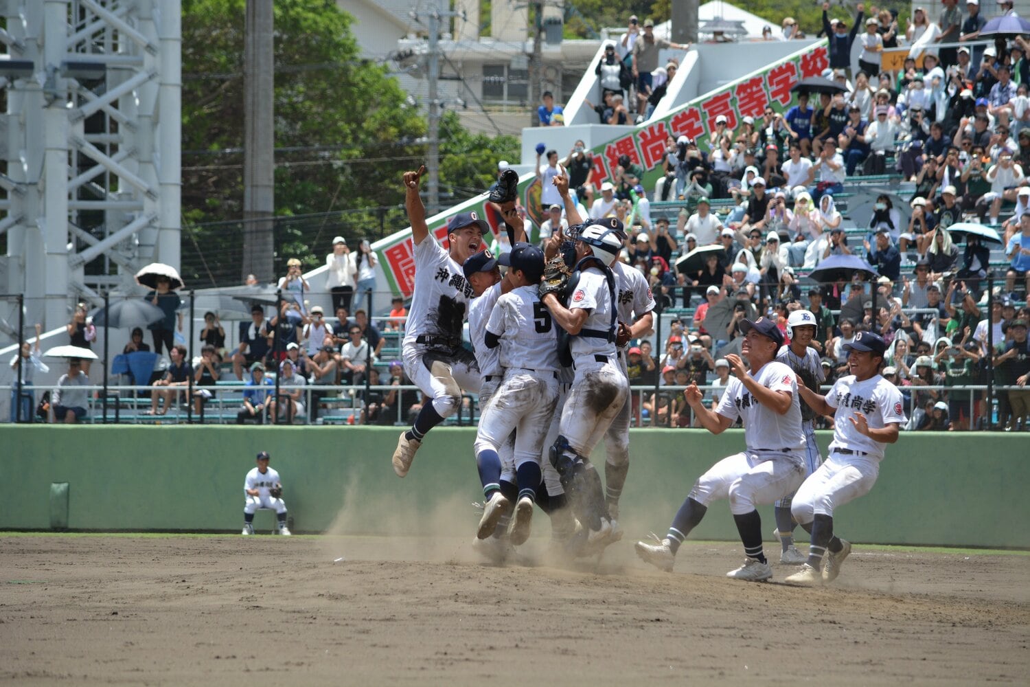 夏の甲子園出場が決まった瞬間、歓喜を爆発させる沖縄尚学ナイン ©Takarin Matsunaga