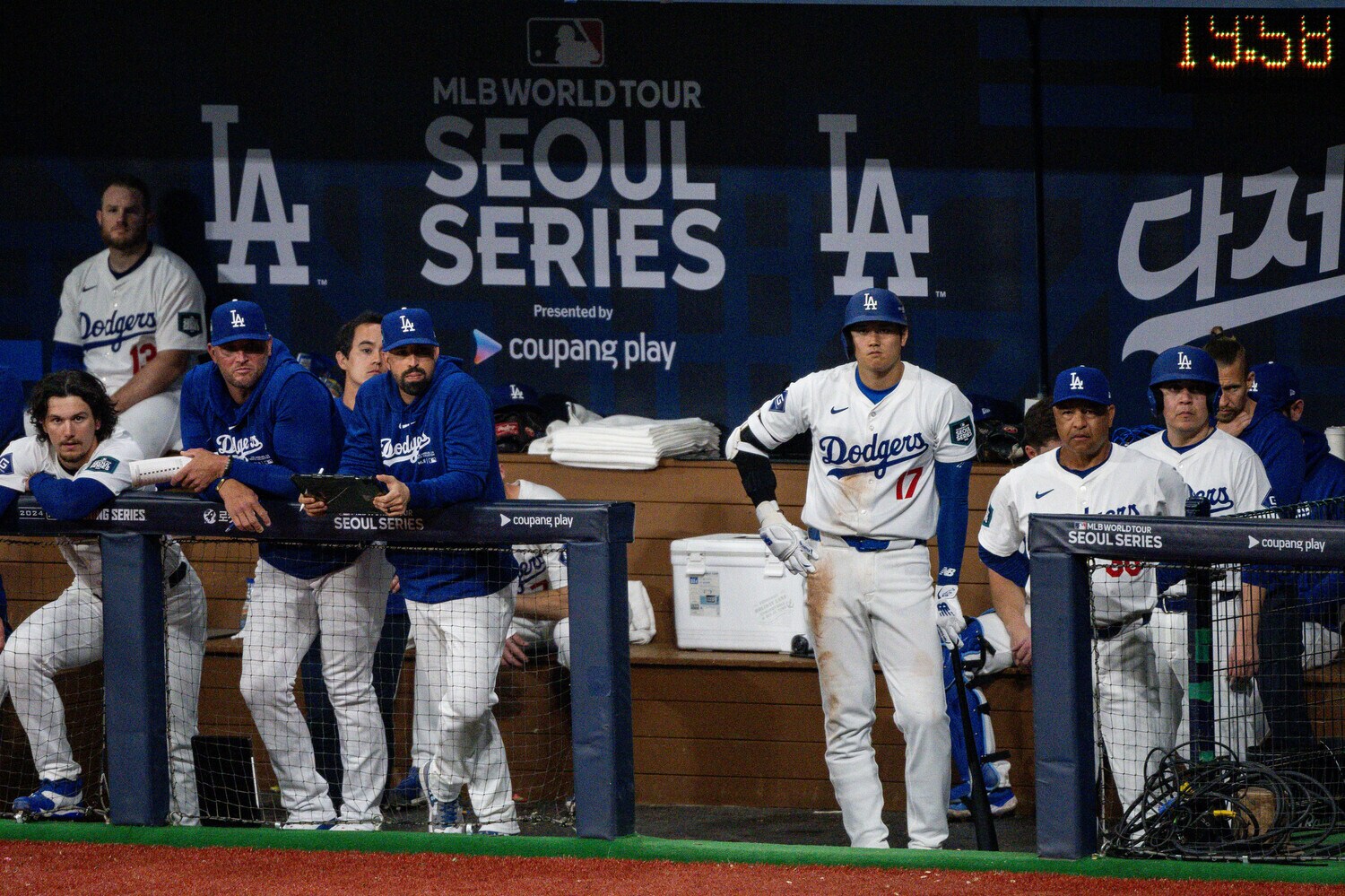 2戦目のベンチの様子。大谷翔平の右隣がドジャース、デーブ・ロバーツ監督 ©Nanae Suzuki
