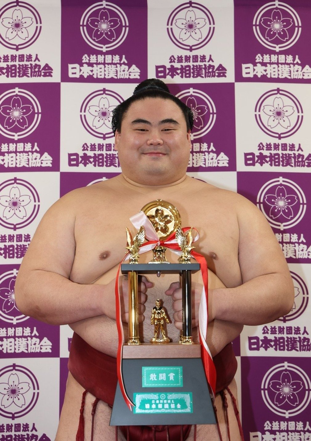 カラオケで『ハイブリッド・レインボウ』を唄っていた隆の勝 ©JMPA