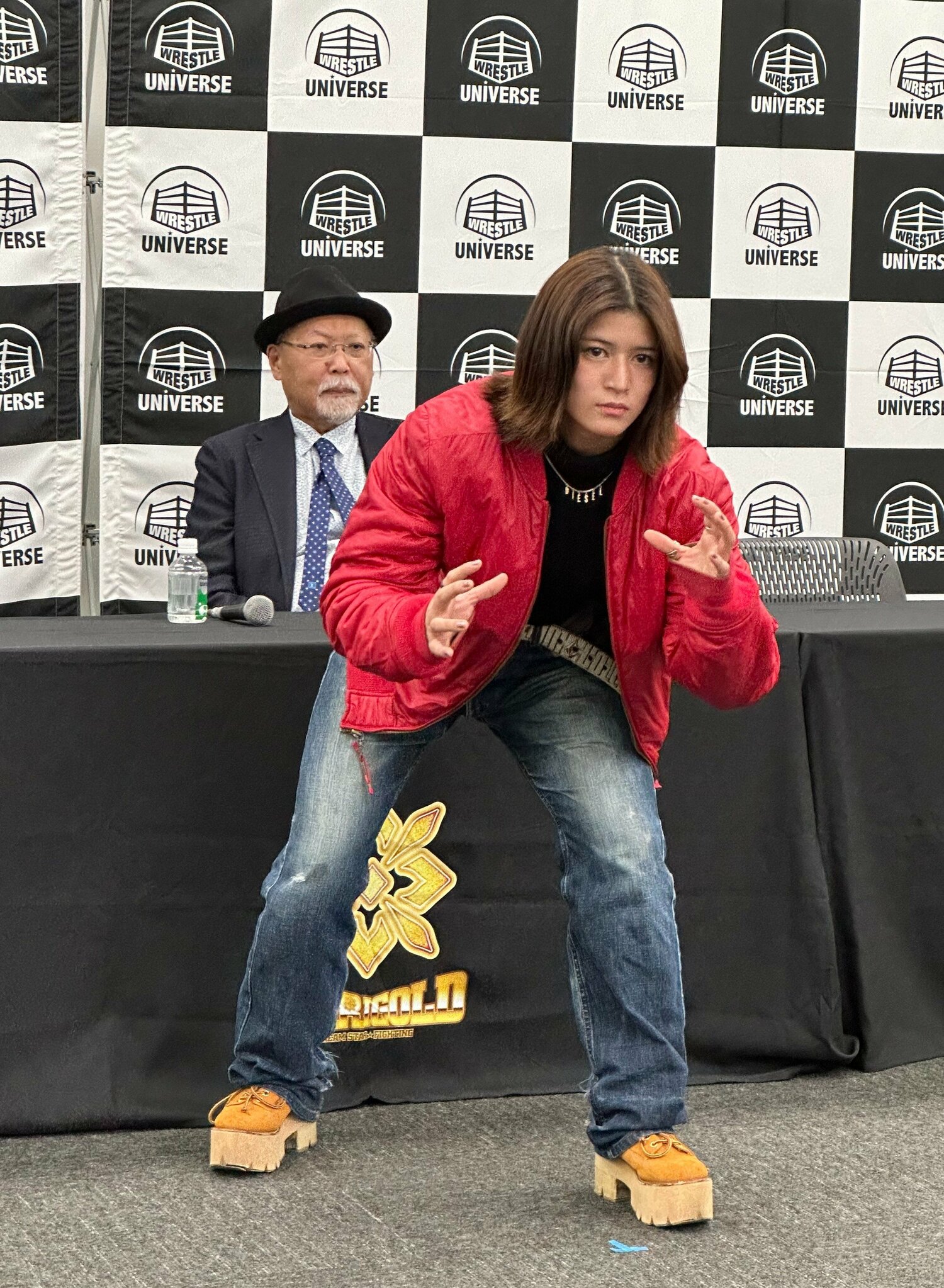 デビュー戦に向けた会見にて。後ろにはロッシー小川代表　©Norihiro Hashimoto