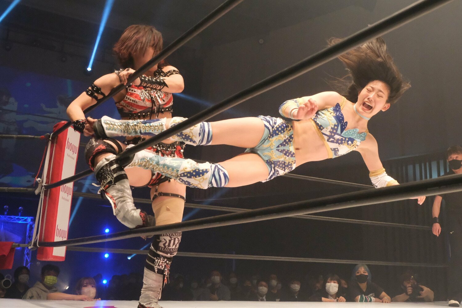 林下詩美相手に、一つ一つの技を正確に決めた天咲　©Norihiro Hashimoto