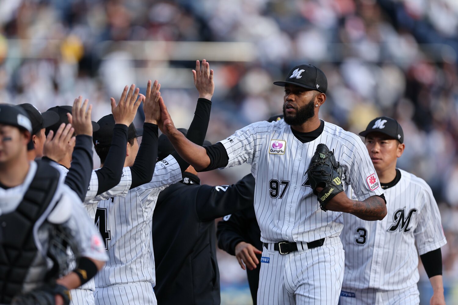 チームメートの出迎えを受ける　©︎Chiba Lotte Marines