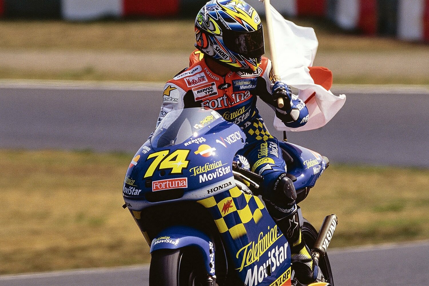 2001年の鈴鹿で勝利した加藤大治郎のウイニングラン。左手に掲げるのは今年のもてぎで佐々木が手にしたのと同じ日章旗　©Takashi Akamatsu