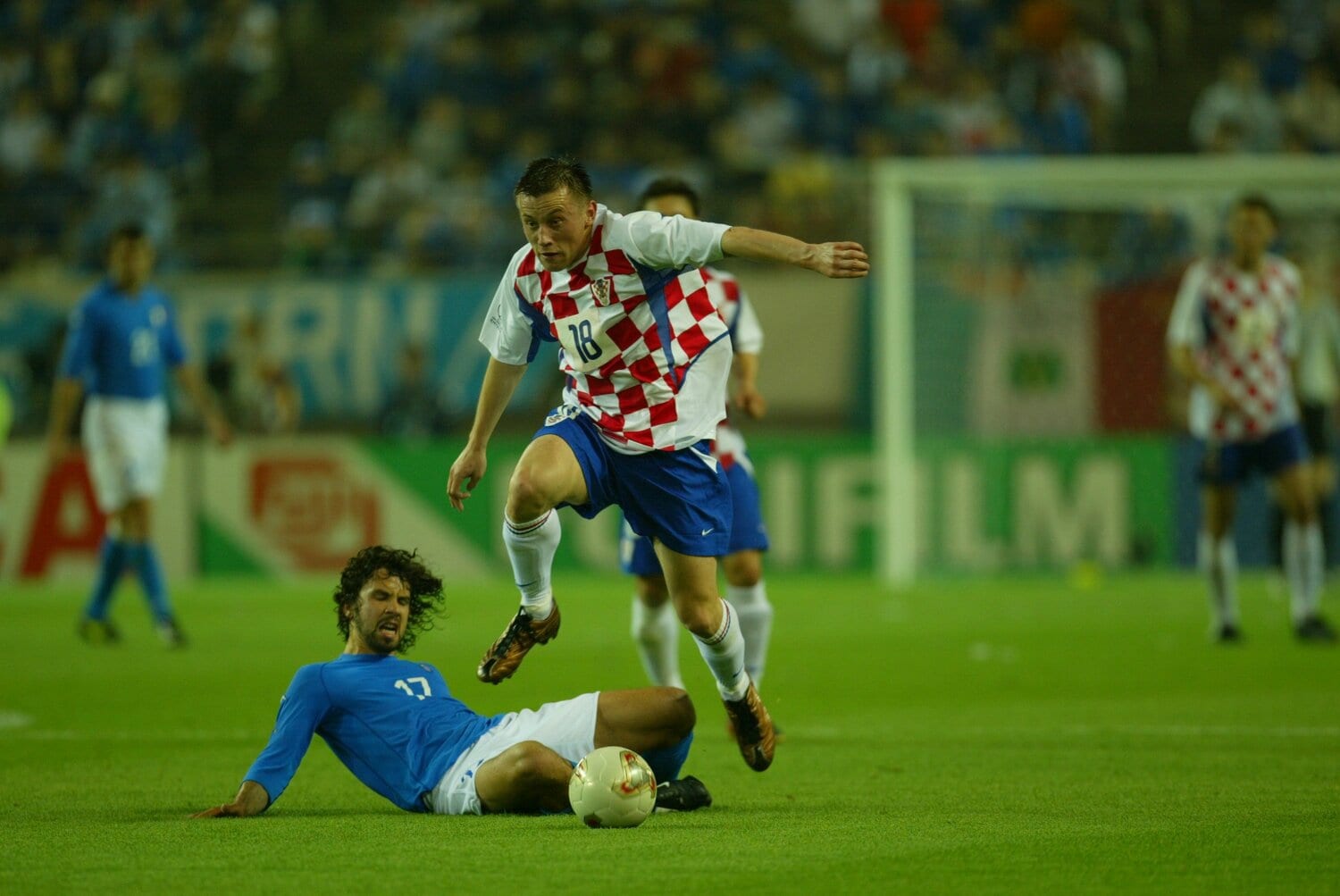 日韓W杯でのトンマージのスライディングタックル。現役時代のような献身性を政治の世界でも見せるのか　©Sports Graphic Number