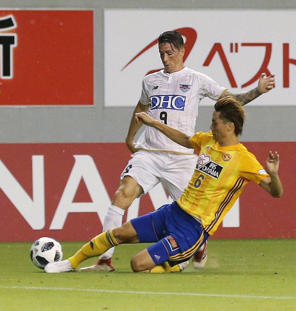 トーレスと競り合う板倉 ©JIJI PRESS