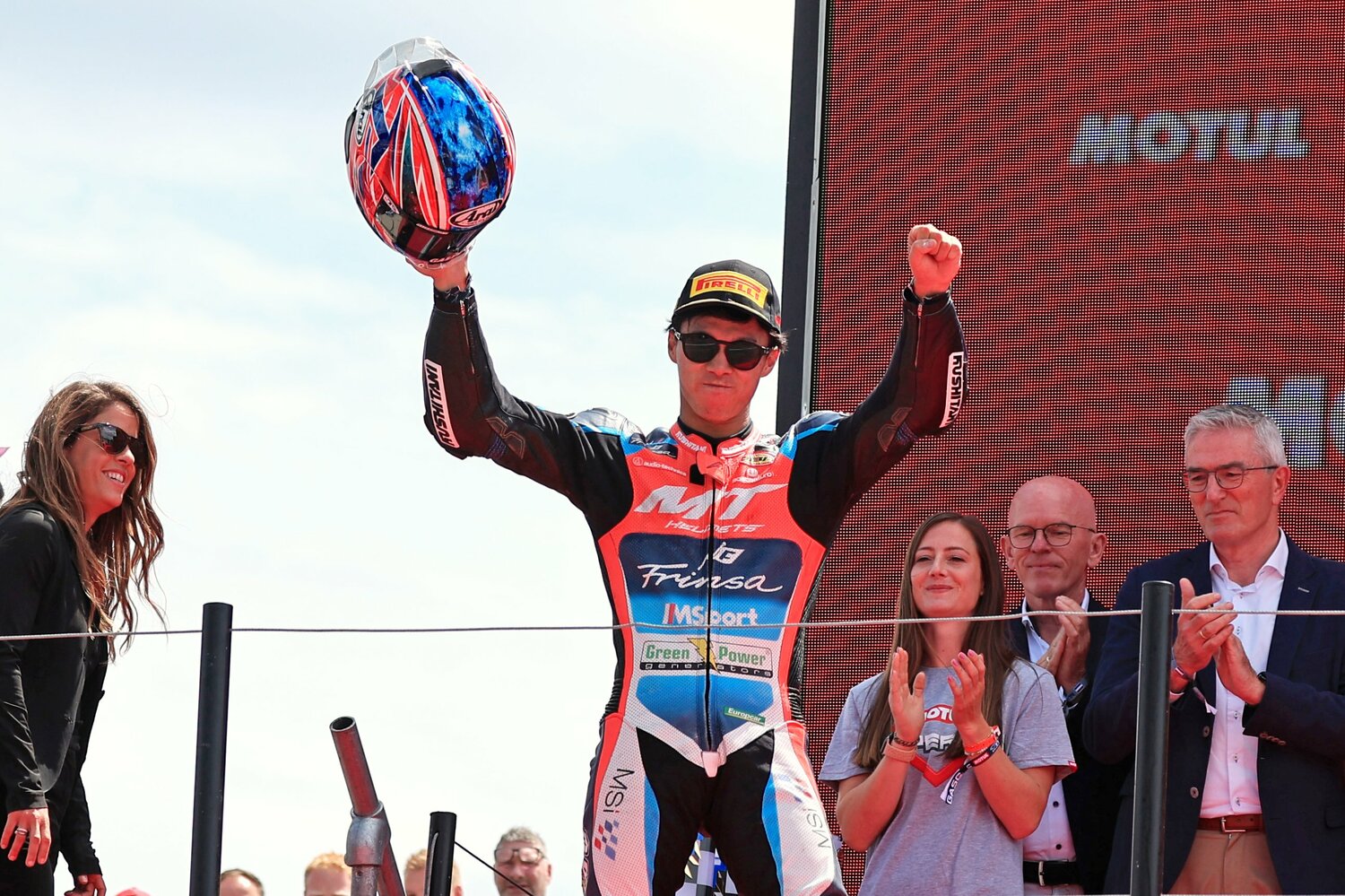 勝利したアッセンの表彰台でガッツポーズの小椋。右手にはこだわりのアライヘルメット　©Satoshi Endo