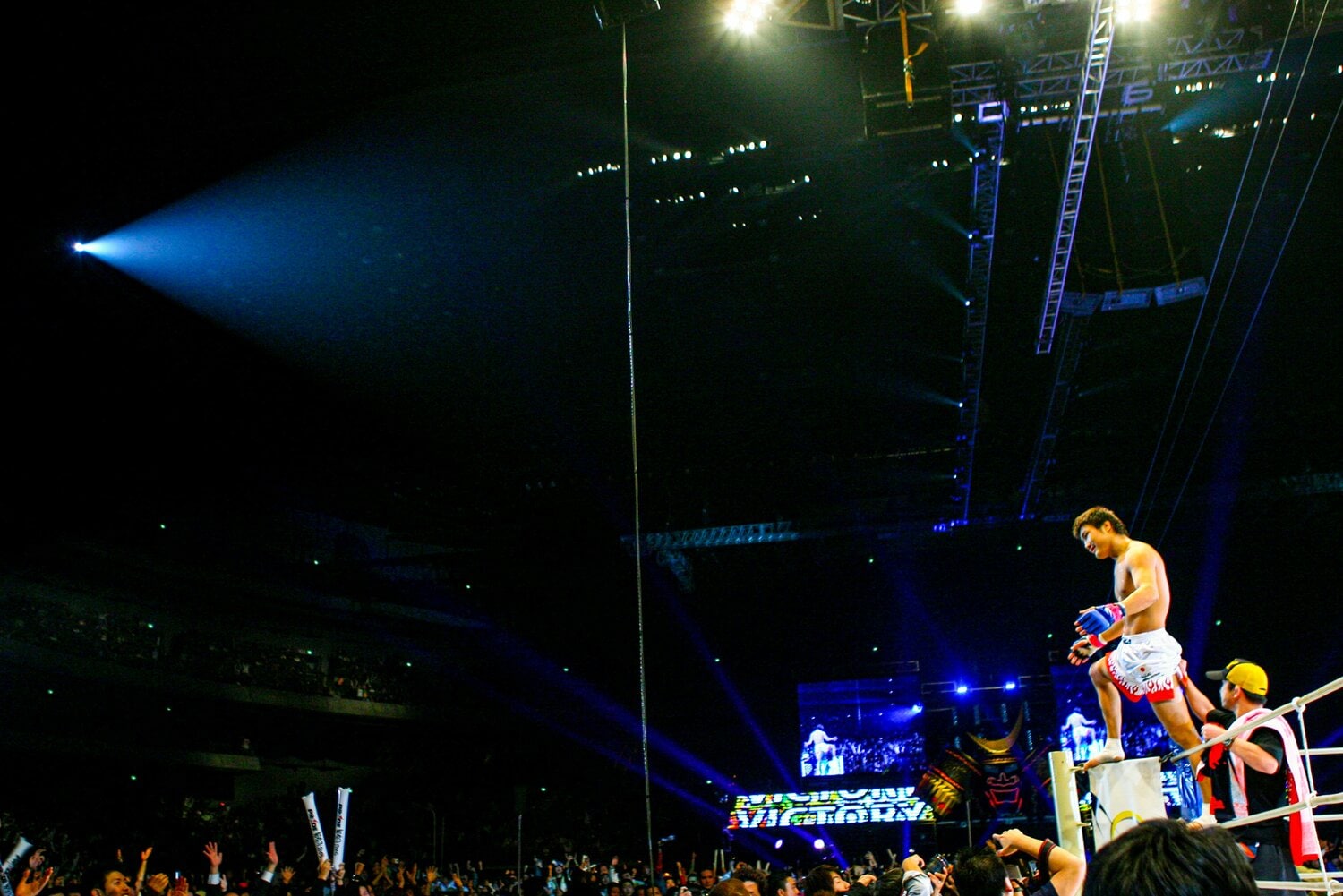 PRIDEライト級GPの決勝で桜井“マッハ”速人をKOした五味に、さいたまスーパーアリーナの観衆は熱狂。パンツを押さえるセコンドにも注目