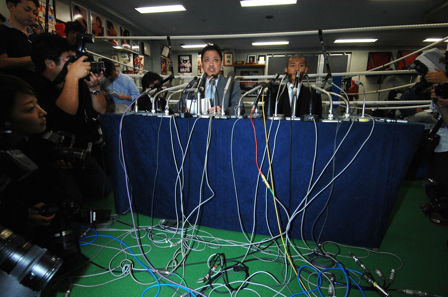 2007年10月26日、内藤大助との世界戦で亀田大毅が反則行為を繰り返した事案に対して記者会見を開いた同ジム会長の金平桂一郎と兄・興毅。父・史郎氏が自らトレーナーを辞任したと発表した　©︎BUNGEI SHUNJU