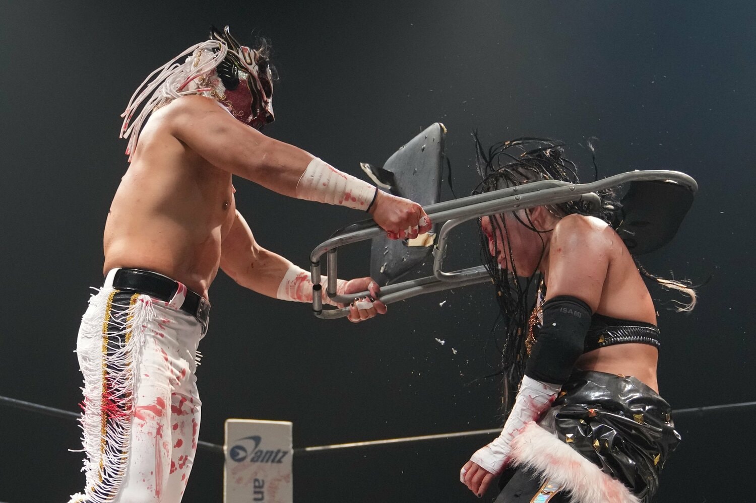 山下りなの頭部がパイプ椅子を“貫通”した瞬間（クリックすると「この記事の写真」に飛びます。流血等の過激な写真を含みますのでご注意ください）