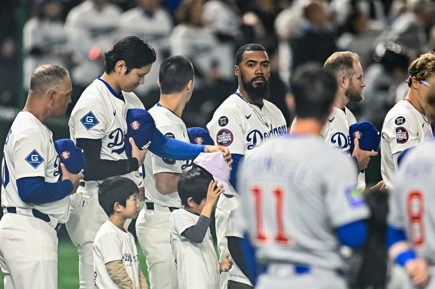 国歌斉唱の際にエスコートキッズが帽子を取り忘れていることに気づいた大谷は…