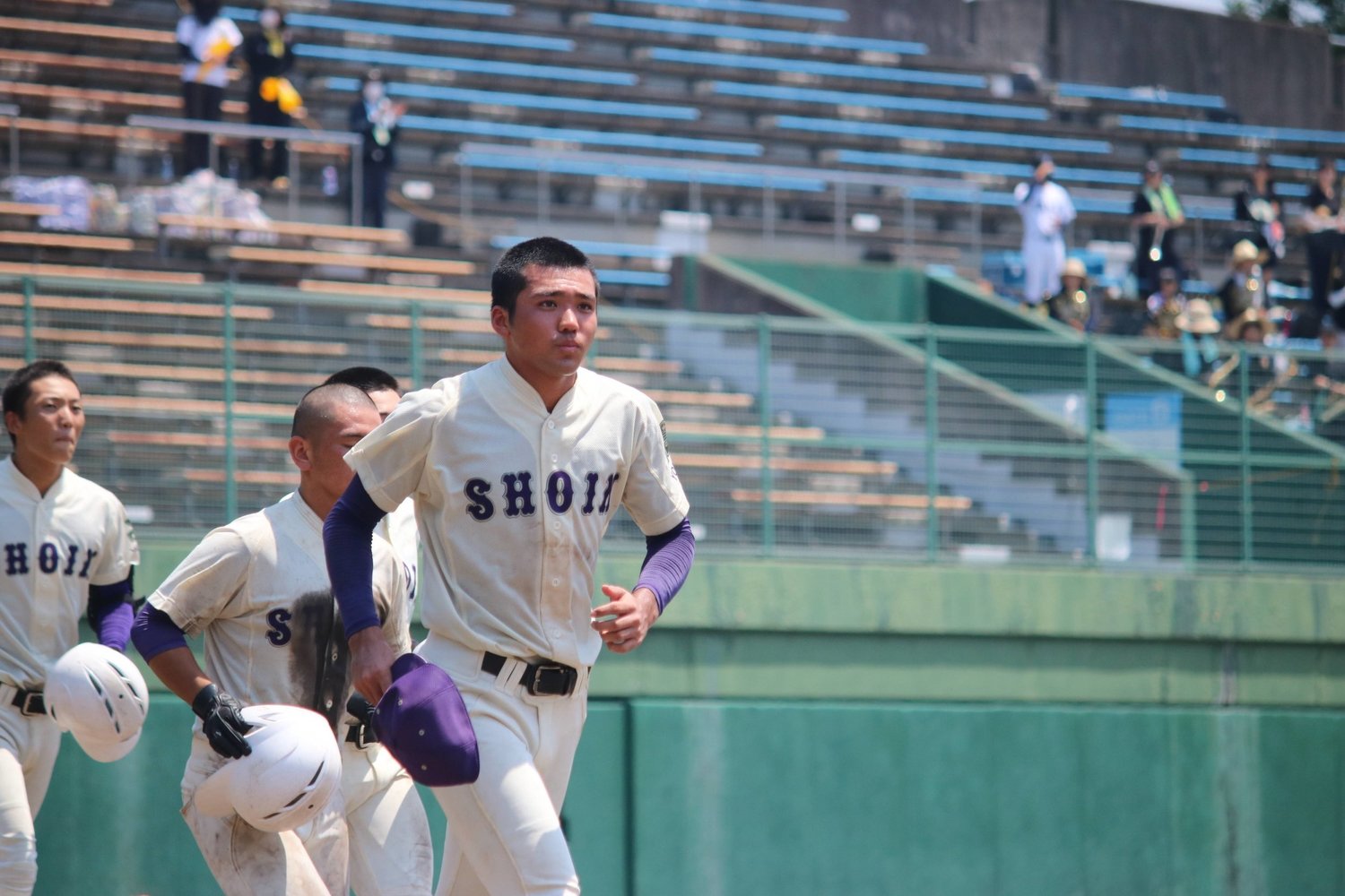 グラウンドで最後の夏を終えた西村主将　©︎Sankei Shimbun