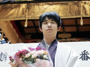 名人・藤井聡太3連覇、記者が見た舞台裏「永瀬(拓矢)さんキレキレですね」「逆転だ」感想戦終了は0時35分…翌朝「大変なシリーズだった」