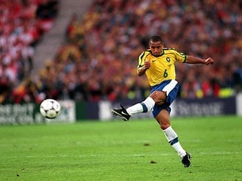ロベカルの超絶FKとブラジル代表。夢の1997年とフランスW杯の失望。＜Number Web＞ photograph by AFLO