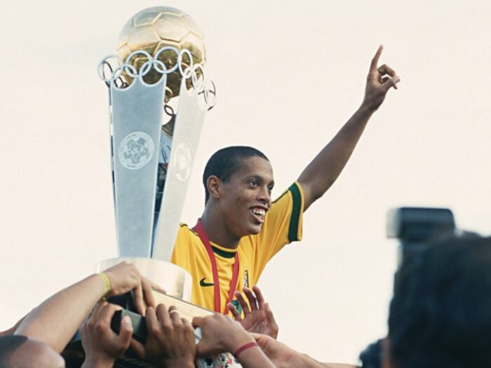 19歳のロナウジーニョを観た幸せ。強烈に光った“ガウショ”は瞬く間に。＜Number Web＞ photograph by Takamoto Tokuhara