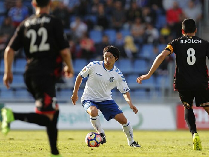 俊輔、清武、乾より大フィーバー。地元が待ちわびた柴崎岳デビュー戦。＜Number Web＞ photograph by AFLO