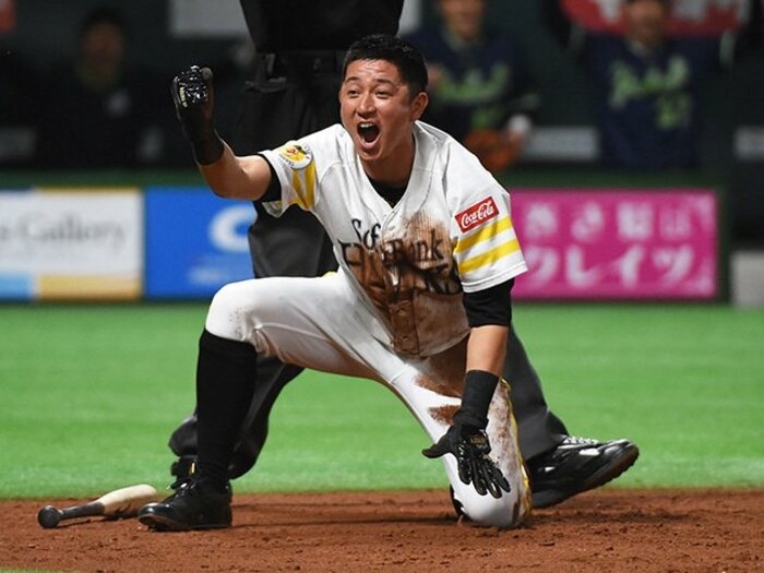 バカになれるから愛される「KZさん」。SB川島慶三、負傷をも笑い飛ばして。＜Number Web＞ photograph by NIKKAN SPORTS